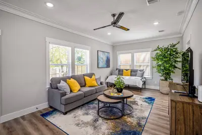 Image de Single-level modern home with full kitchen, living room, Wifi and dog-friendly