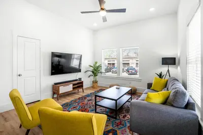 Image de Two-story modern house with full kitchen, Wifi, dog-friendly and shared hot tub