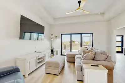 Image de Lakefront lanai living w/ fenced yard, fishing, 10 mins to Gasparilla, Dogs Ok