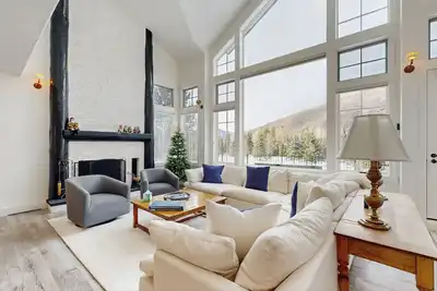 Image de Modern Vail retreat with golf course views, bus to slopes, and has a fireplace