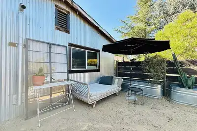 Image de Farm Country Cottage in Downtown Geyserville, Vineyard Views + Unti Wine