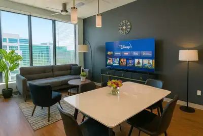 Image de Upscale 2br Apt | Rooftop Deck + Fitness