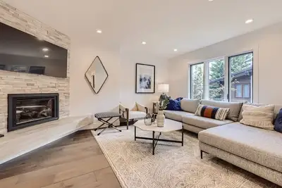 Image de 434 Gore Creek Dr-All Seasons D3-Vail Village, Pets, Short Distance to Gondola  & Golden Peak