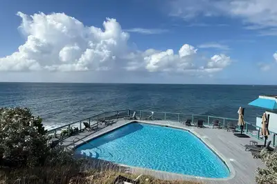 Image de 2 bed, 2 bath, Ocean views, 3 Pools, Walk to Beach