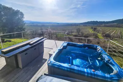 Image de Maison avec piscine et jacuzzi