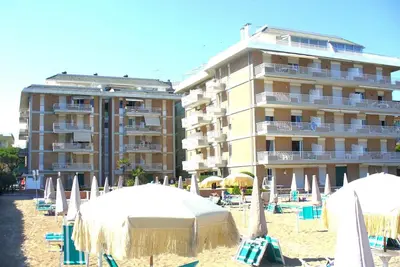 Studio avec climatisation et balcon avec vue latérale sur la mer