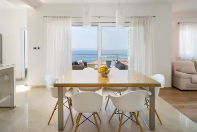 Image de Appartement de trois chambres avec la terrasse et la vue sur le mer Podstrana, Split (A-25097-a)