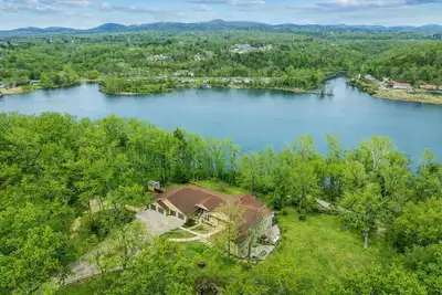 Image de Lake Taneycomo Lakefront Lodge on 6 Acres • Sleeps 16• •  Free Group Tickets