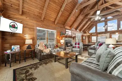 Image de Pet-Friendly Hot Tub Cabin Near Thunder Ridge • Sleeps 8