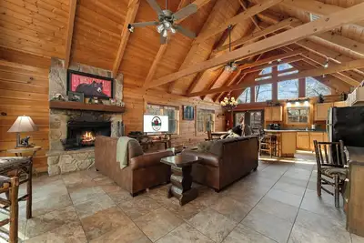 Image de 3br Secluded Cabin w/Hot Tub • Near Table Rock Lake • Pet Friendly • Sleeps 8