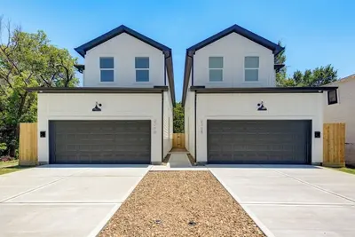 Image de Deux maisons avec garages près du centre-ville — capacité de 12 personnes