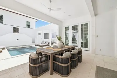 Image de Restful Villa w/ Coastal Balcony – Enjoy Inlet Beach’s Best Attractions!