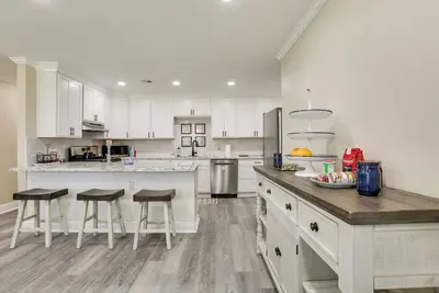 Image de Dine, Shop & Play: Kenner Home w/ Patio & Yard!