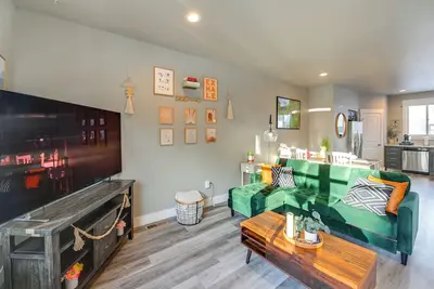 Image de Steps to River & Norm’s Island! Pet-Friendly Haven