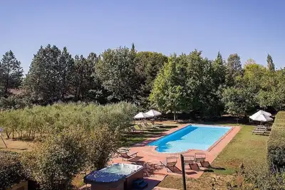 Image de Villa Coraline: A characteristic and welcoming two-story age-old farm house made of stone and situated a few miles from the shores of Lake Trasimeno, with Free Wi-Fi.