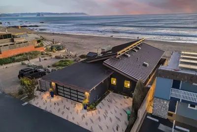 Image de Oceanfront Cayucos Home + On the Sand + Firepit + Views + Steps to Cayucos Pier