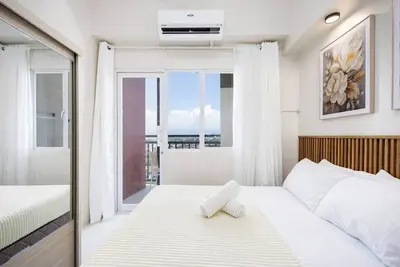 Studio élégant aux accents de bois avec balcon