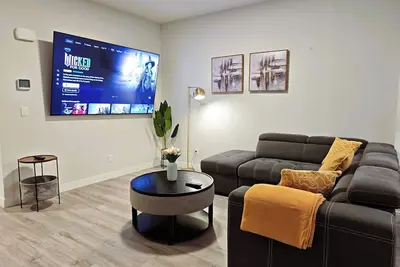 Image de Modern 3 Bedroom + Office | 3 Full Bath | Near Fish Creek, Spruce Meadows, Golf