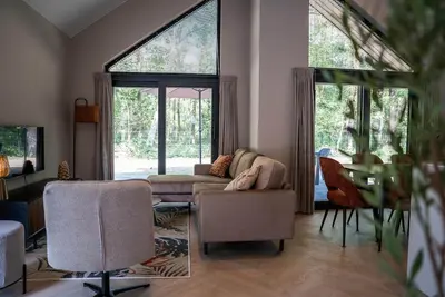 Image de Écovilla de luxe moderne avec terrasse sur l'eau