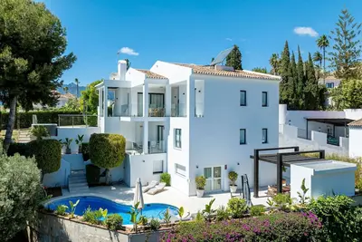 Image de Élégante villa à Marbella avec vue sur la mer