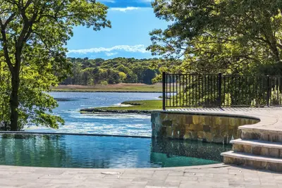 Image de Brand New Listing-Amazing  Waterfront 5bd Private Setting-Pool & Hot Tub-Sleeps 10-Osterville-Beach Permit Included