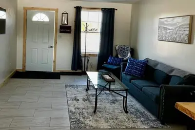 Image de 1-Queen bed & queen couch sleeps 4 duplex in Smithfield  stream & beach area