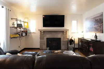 Image de Pittsburgh Basecamp -  Easy Access to the Draft - Sleeps 8 - Off-Street Parking