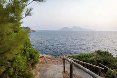 Image de Coastal House With Private Sea Access