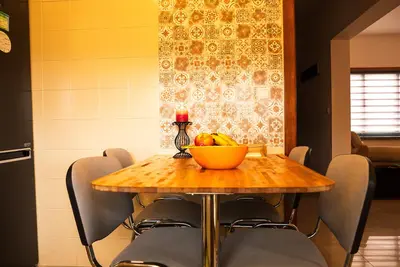 Image de Quiet neighborhood, close to the historic center, beaches and trails - comfort and adventure.