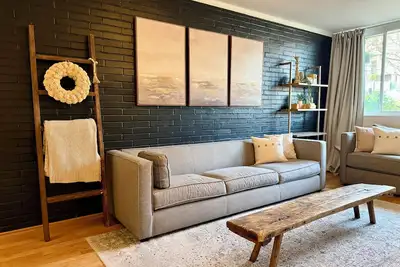Image de 2-Bedroom Midtown Condo — 12 min from Stadium