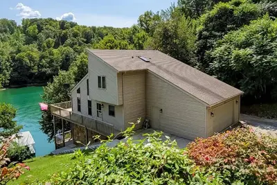 Image de Rebel without a Cove Lakefront home located in back of cove by Shanghai Marina