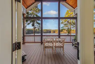 Image de The Road Less Traveled Lake Lodge