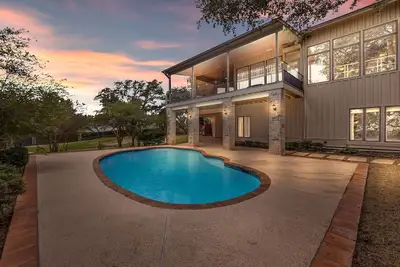Image de Austin Gated Private Estate Home, 15 min-downtown. Family fun with Pool & games