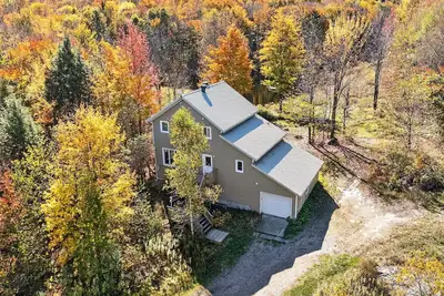 Image de 2 Acre Hideaway w/ Private Lake, Fireplace, Snowshoe Trails, 90 km from Montreal