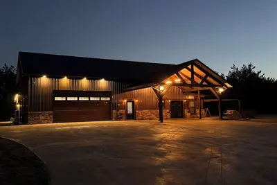 Image de Kid friendly vacation home with pool and garage bonus area with a pool table!