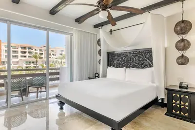 Image de Luxe Suite w/ Balcony, Multiple Pools & Free Parking near Pescador Plaza