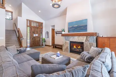 Image de Luxury Mountain Multi-Family Escape: Hot Tub + Ev