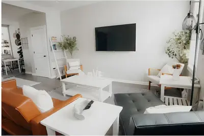 Image de 2br Pittsburgh Farmhouse - Close to Stadiums & Hospital - Free Street Parking