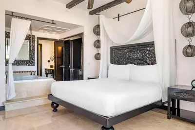 Image de 2 Plush King Suites w/ Balcony & Spa Bath – Only 2-Min Walk to Local Shopping