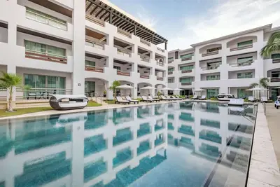 Image de 4 Units | Relax in a 1br Suite w/ Balcony – 5-Min Drive to Downtown San José