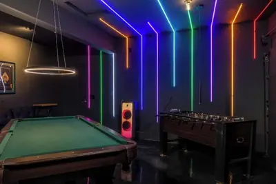 Image de Hot Tub, Sauna, Movie Theater, Pool table, Park, Office, Play ground.