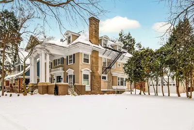 Image de Historic East Ave ~10 bedrooms~8 Bathrooms~Sleeps 16+