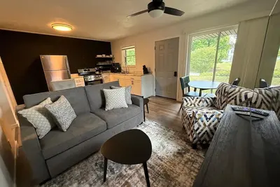 Image de Modern 1 Bed Gem on Main St