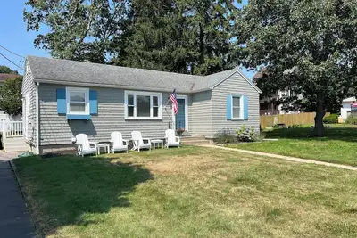 Image de Fully-renovated beach cottage next to golf and bike to beach and Watch Hill