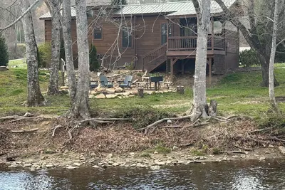 Image de Riverfront Escape: Fire Pit, private hot tub, river fun, sleeps 6