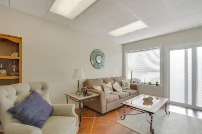 On-Site Lake Access: Serene Waterloo Getaway