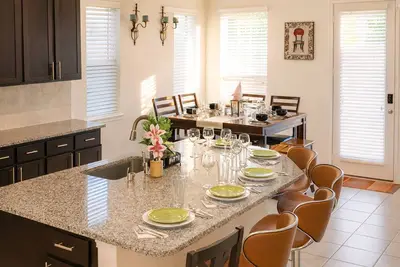 Image de Spacious 5br Retreat Sleeps 13 Premium Bedding Near Nrg & Events