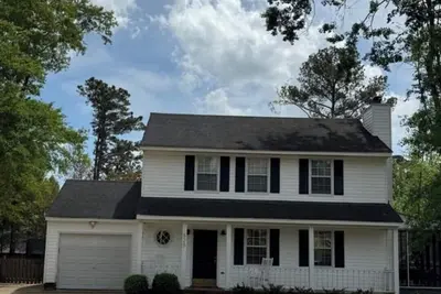 Image de 3-bedroom house with back patio and screened in porch.