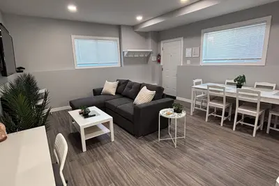 Image de Entire home in Sylvan Lake, Canada\nSleeps 7 guests 2 bedrooms 5 beds 1 bath