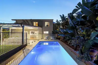 Image de Stylish villa retreat with pool. Sleeps 11. Pet-friendly!